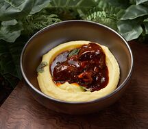 Телячьи щеки с картофельным пюре