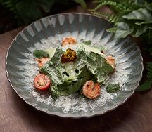 Цезарь с креветками на гриле