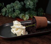 Шоколадный брауни с клубничной начинкой