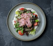 Салат с пряной свининой и сырным соусом