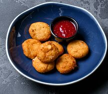 Сыр фри с клюквенным соусом