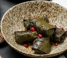 Долма со сметанно-чесночным соусом