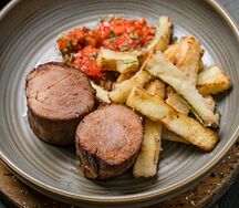 Свиные медальоны с цукини фри