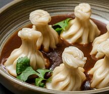 Мини-хинкали с томленой говядиной с соусом демигляс