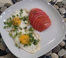 Глазунья с помидоркой