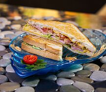 Сэндвич с ветчиной и беконом