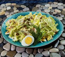 Салат с тунцом и сыром с плесенью