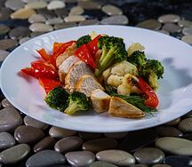 Запеченные овощи с куриной грудкой