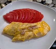 Омлет с ветчиной, сыром чеддер и помидором