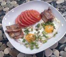 Глазунья с беконом и помидоркой