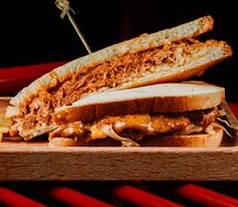 Сэндвич с рваной свининой, фри и соусом чеддер