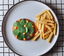 Тартар из вырезки с компрессионным огурцом