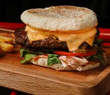 Бургер с говяжьей котлетой, фри и соусом чеддер