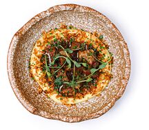 Щечки говяжьи с картофельным пюре и соусом хойсин