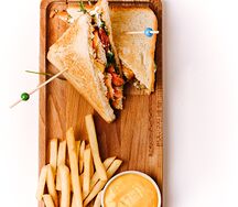 Сэндвич с курицей, яйцом, фри и соусом чеддер