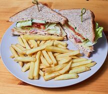 Клаб с курицей и беконом