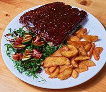 Ребрышки BBQ с картофелем по-деревенски