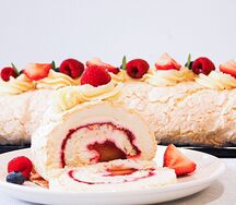 Меренговый рулет Малина-Маракуйя