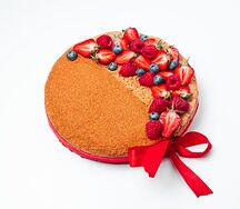 Торт Половинки с декором 28 Полумесяц из ягод