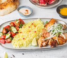 Шаурма на тарелке с курицей и рисом