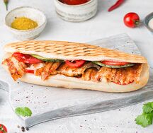 Шаурма в багете с курицей