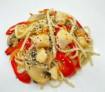 Удон с курицей и овощами