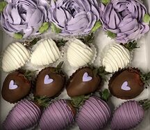 Клубника в шоколаде с сиреневыми зефирными цветами