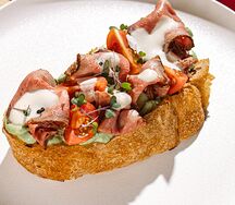 Брускетта с ростбифом