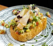 Брускетта с копченым сомом и овощами