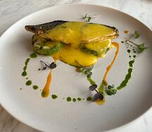 Филе скумбрии с цукини на гриле и голландским соусом