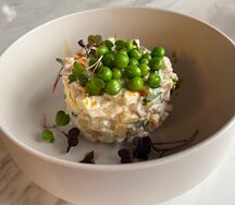 Салат Оливье Nouveau с копченым цыпленком