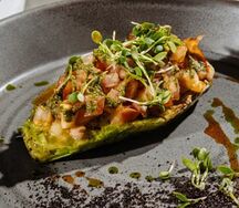 Авокадо гриль с томатами и песто