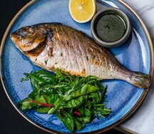 Запеченная дорадо с ароматными травами