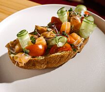 Брускетта с лососем