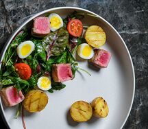 Салат Нисуаз с тунцом, беби картофелем и фасолью