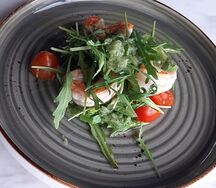 Салат с креветками и огуречной заправкой