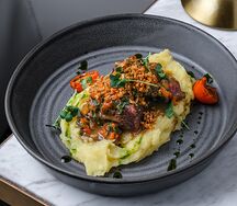 Разварные щечки в мясном соусе с печеным перцем и картофельным пюре