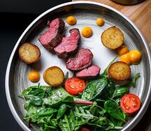 Стейк-салат с телятиной, беби-картофелем и соусом ситрон