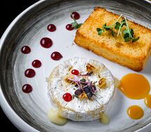 Камамбер запеченный с чесноком и тимьяном