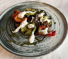 Салат из печеных овощей со страчателлой