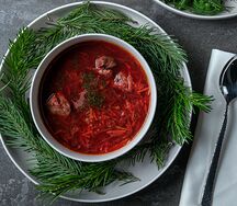 Борщ с говядиной, копченым салом, сметаной и зеленью