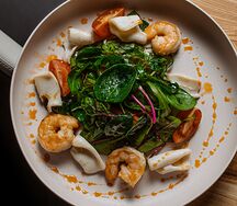 Теплый салат с морепродуктами