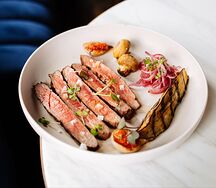 Фланк стейк с овощами гриль и домашней аджикой