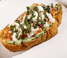 Брускетта с розовыми томатами