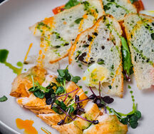 Салат с жареным цыпленком, сыром пармезан и хрустящими гренками