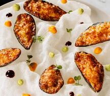 Мидии киви, запеченные с сыром