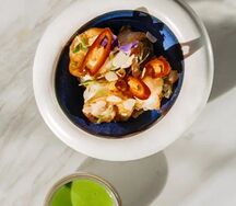 Креветки с васаби и сырным кремом из черной смородины