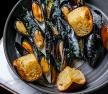 Голубые мидии в соусе из белого вина