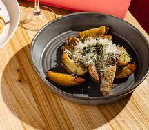 Картофель айдахо с пармезаном, розмарином и трюфельным маслом