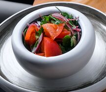 Розовые томаты с крымским луком и ароматным кубанским маслом